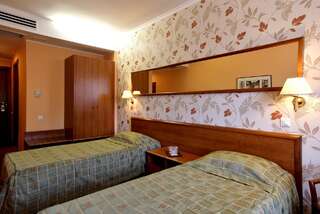 Отель Hotel Brasov Брашов Двухместный номер с 2 отдельными кроватями-3